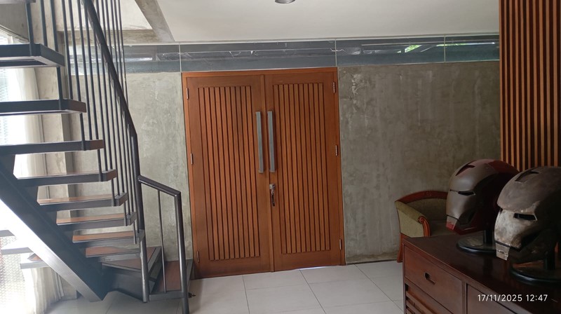 Rumah 3 Lantai di Menteng Jakrta Pusat SHM Siap Huni KT 3+2 KM 3+1 Surat SHM