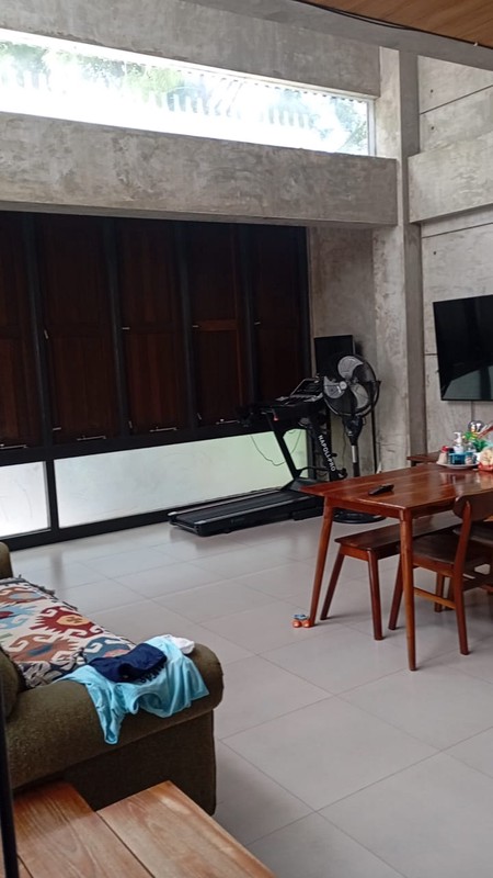 Rumah 3 Lantai di Menteng Jakrta Pusat SHM Siap Huni KT 3+2 KM 3+1 Surat SHM