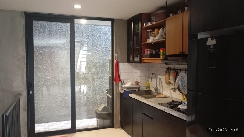 Rumah 3 Lantai di Menteng Jakrta Pusat SHM Siap Huni KT 3+2 KM 3+1 Surat SHM