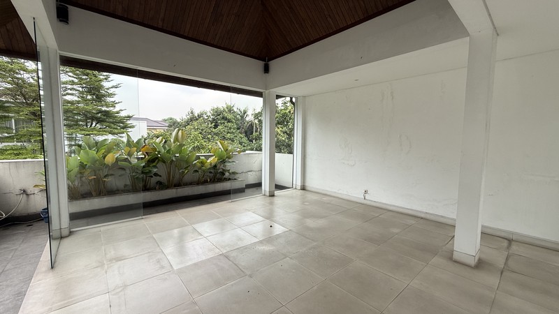 RUMAH BERGAYA MODERN TROPICAL DI PONDOK INDAH, JAKARTA SELATAN