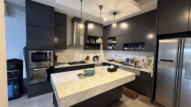 RUMAH BERGAYA MODERN TROPICAL DI PONDOK INDAH, JAKARTA SELATAN