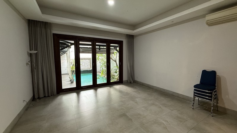 RUMAH BERGAYA MODERN TROPICAL DI PONDOK INDAH, JAKARTA SELATAN