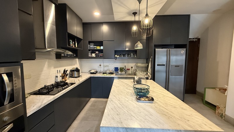 RUMAH BERGAYA MODERN TROPICAL DI PONDOK INDAH, JAKARTA SELATAN