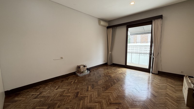 RUMAH BERGAYA MODERN TROPICAL DI PONDOK INDAH, JAKARTA SELATAN