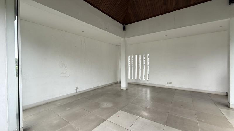 RUMAH BERGAYA MODERN TROPICAL DI PONDOK INDAH, JAKARTA SELATAN