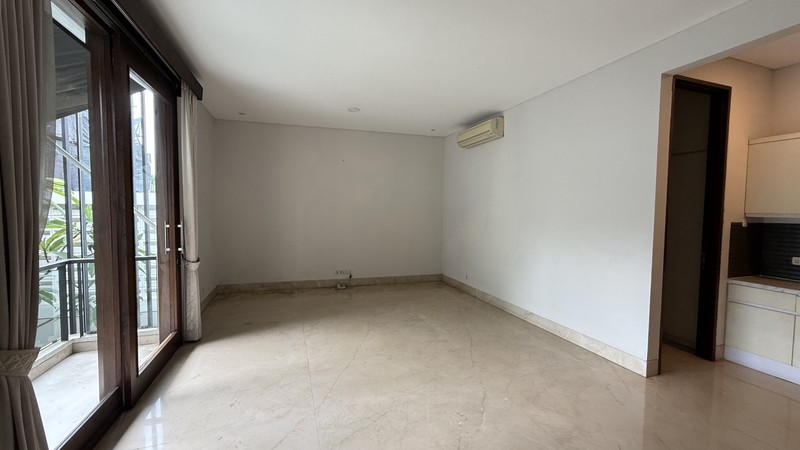 RUMAH BERGAYA MODERN TROPICAL DI PONDOK INDAH, JAKARTA SELATAN