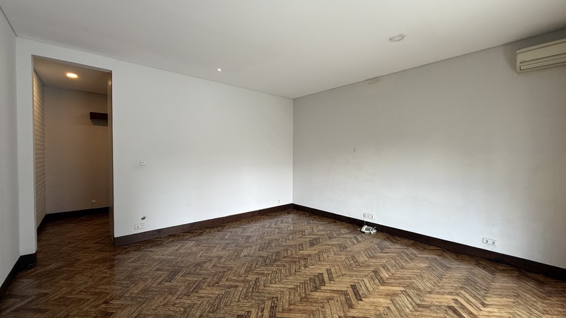 RUMAH BERGAYA MODERN TROPICAL DI PONDOK INDAH, JAKARTA SELATAN