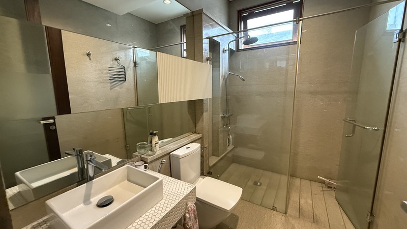 RUMAH BERGAYA MODERN TROPICAL DI PONDOK INDAH, JAKARTA SELATAN