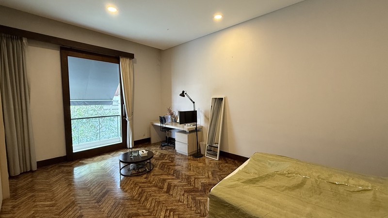 RUMAH BERGAYA MODERN TROPICAL DI PONDOK INDAH, JAKARTA SELATAN