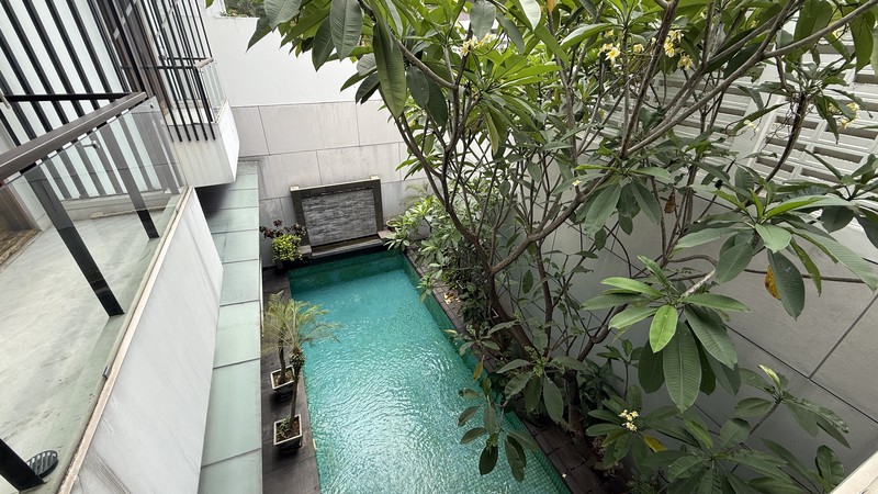 RUMAH BERGAYA MODERN TROPICAL DI PONDOK INDAH, JAKARTA SELATAN