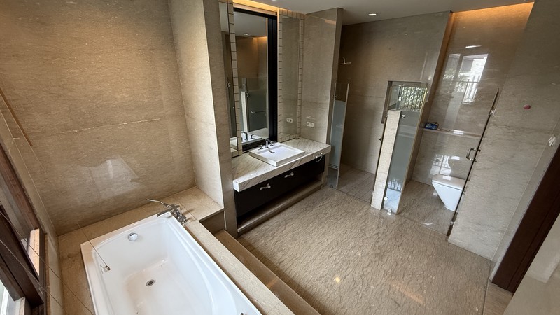 RUMAH BERGAYA MODERN TROPICAL DI PONDOK INDAH, JAKARTA SELATAN