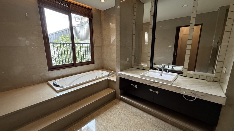 RUMAH BERGAYA MODERN TROPICAL DI PONDOK INDAH, JAKARTA SELATAN