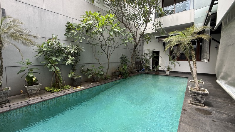 RUMAH BERGAYA MODERN TROPICAL DI PONDOK INDAH, JAKARTA SELATAN