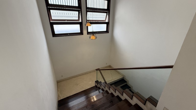 RUMAH BERGAYA MODERN TROPICAL DI PONDOK INDAH, JAKARTA SELATAN