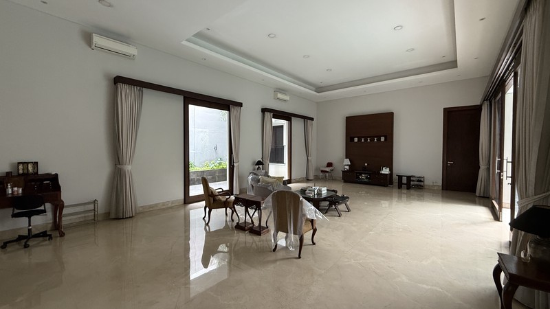 RUMAH BERGAYA MODERN TROPICAL DI PONDOK INDAH, JAKARTA SELATAN