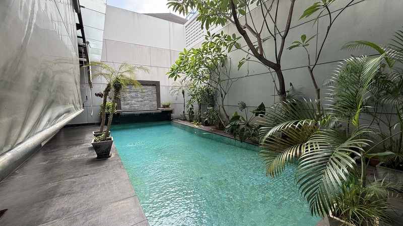 RUMAH BERGAYA MODERN TROPICAL DI PONDOK INDAH, JAKARTA SELATAN