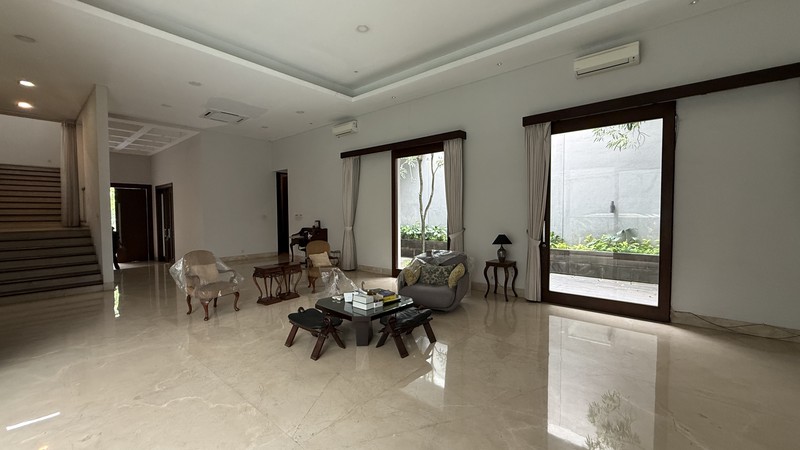RUMAH BERGAYA MODERN TROPICAL DI PONDOK INDAH, JAKARTA SELATAN