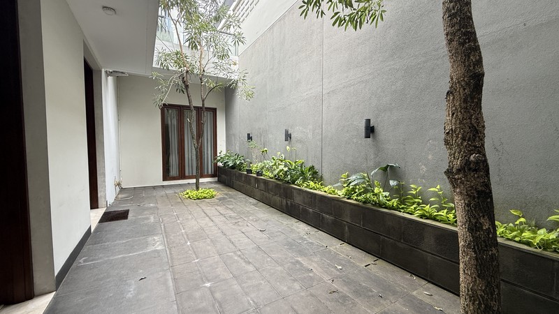 RUMAH BERGAYA MODERN TROPICAL DI PONDOK INDAH, JAKARTA SELATAN