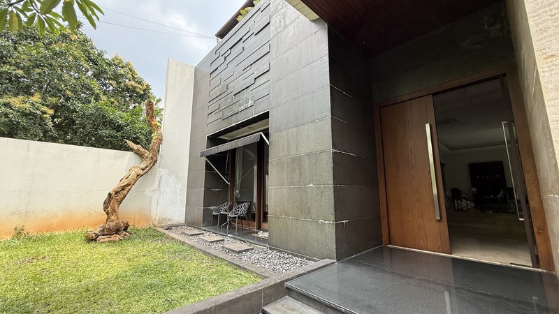 RUMAH BERGAYA MODERN TROPICAL DI PONDOK INDAH, JAKARTA SELATAN