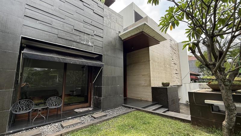 RUMAH BERGAYA MODERN TROPICAL DI PONDOK INDAH, JAKARTA SELATAN