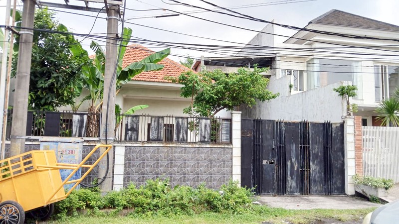 Rumah di Kendangsari Surabaya Selatan, Bagus + Terawat, Row Jalan Lebar