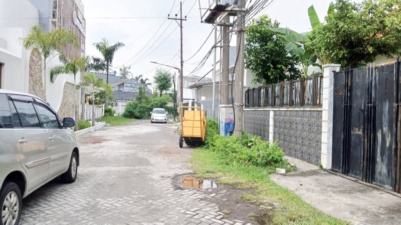 Rumah di Kendangsari Surabaya Selatan, Bagus + Terawat, Row Jalan Lebar