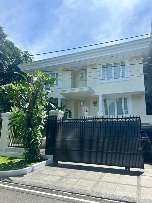 Beautiful house and cozy at pondok indah, jakarta selatan