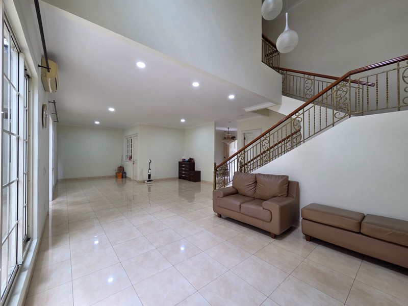 Disewa rumah mewah rapih cantik asri nyaman siap huni dekat toll in dan out, fasum Club House The Green Montecarlo BSD City