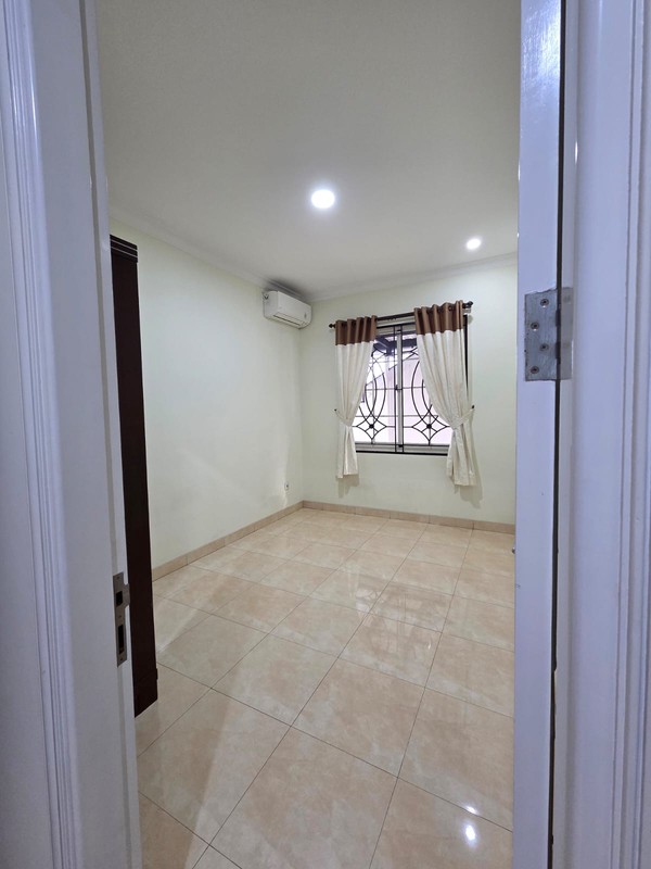 Disewa rumah mewah rapih cantik asri nyaman siap huni dekat toll in dan out, fasum Club House The Green Montecarlo BSD City