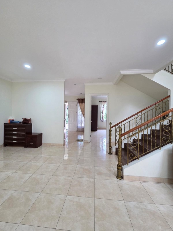 Disewa rumah mewah rapih cantik asri nyaman siap huni dekat toll in dan out, fasum Club House The Green Montecarlo BSD City