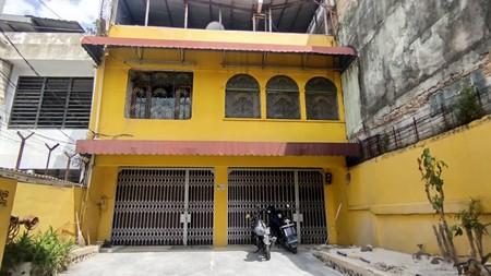 Rumah 2 lantai siap pakai dengan parkiran luas di C Karang Anyar, Sawah Besar