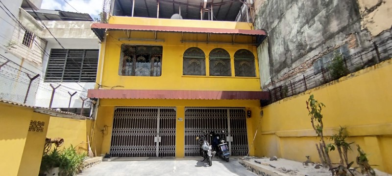 Rumah 2 lantai siap pakai dengan parkiran luas di C Karang Anyar, Sawah Besar