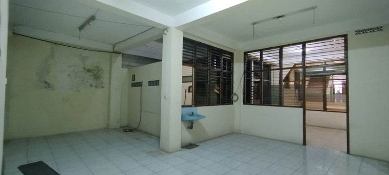 Rumah 2 lantai siap pakai dengan parkiran luas di C Karang Anyar, Sawah Besar