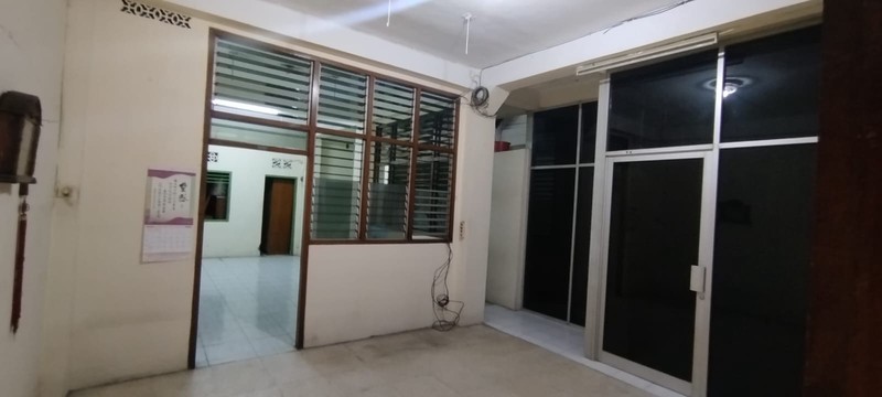 Rumah 2 lantai siap pakai dengan parkiran luas di C Karang Anyar, Sawah Besar