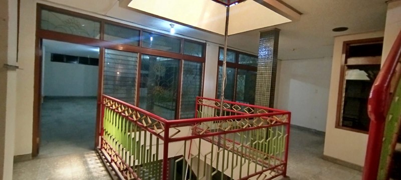 Rumah 2 lantai siap pakai dengan parkiran luas di C Karang Anyar, Sawah Besar