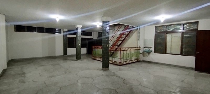 Rumah 2 lantai siap pakai dengan parkiran luas di C Karang Anyar, Sawah Besar