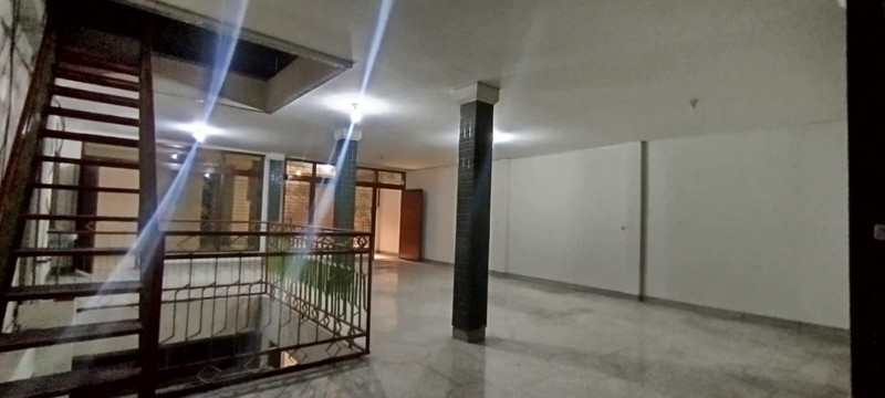 Rumah 2 lantai siap pakai dengan parkiran luas di C Karang Anyar, Sawah Besar