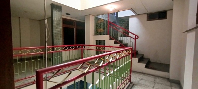 Rumah 2 lantai siap pakai dengan parkiran luas di C Karang Anyar, Sawah Besar