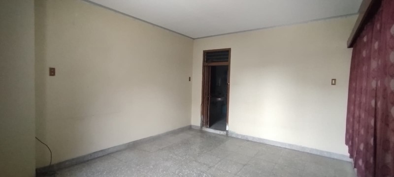 Rumah 2 lantai siap pakai dengan parkiran luas di C Karang Anyar, Sawah Besar