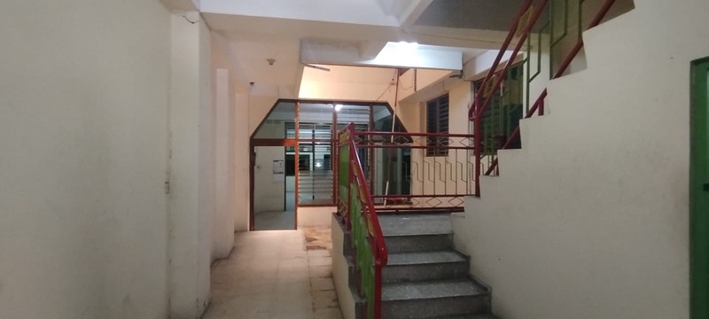 Rumah 2 lantai siap pakai dengan parkiran luas di C Karang Anyar, Sawah Besar