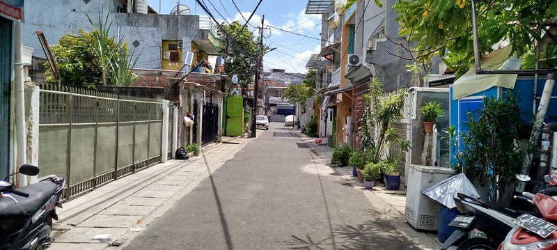 Rumah 2 lantai siap pakai dengan parkiran luas di C Karang Anyar, Sawah Besar