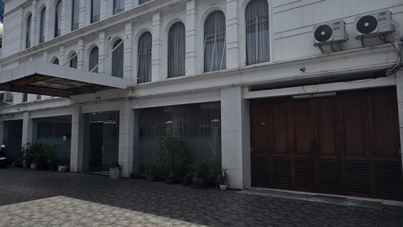 Gedung Kantor 3 Lantai, Di Kebayoran Baru