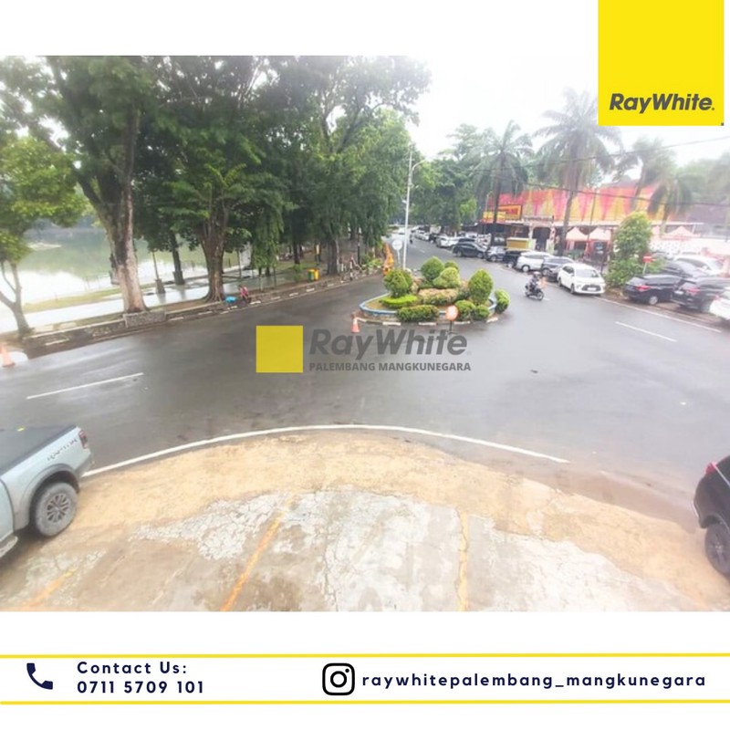 Rumah Usaha di Kambang Iwak 