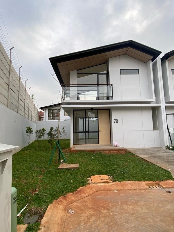 Disewakan Rumah Baru Posisi Hoek Di Cendana Marq East  , Lippo Karawaci - Tangerang