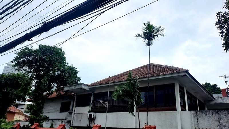 Dijual Rumah Lama Strategis di Cikini Jakarta Pusat.