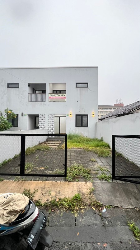 Disewakan Rumah 2 Lantai Semi-Furnish Strategis Ngendak, Caturtunggal - Hanya 5 Menit Ke Amplaz