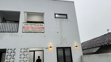 Disewakan Rumah 2 Lantai Semi-Furnish Strategis Ngendak, Caturtunggal - Hanya 5 Menit Ke Amplaz