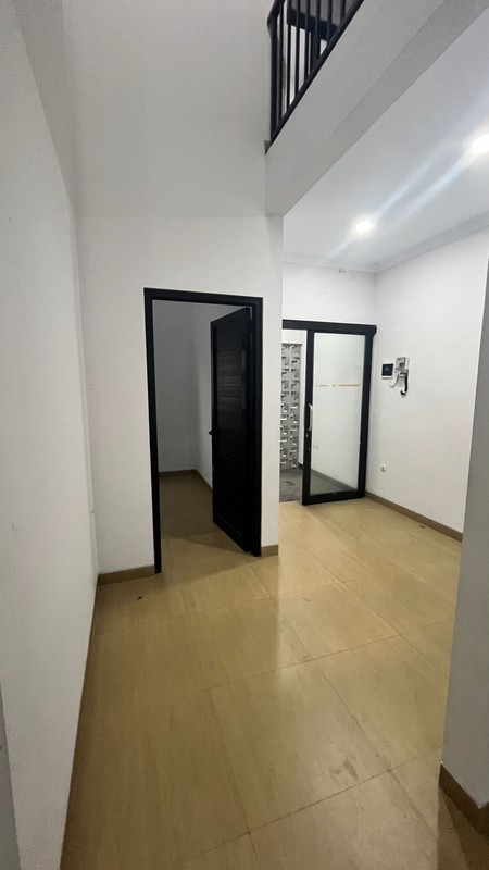 Disewakan Rumah 2 Lantai Semi-Furnish Strategis Ngendak, Caturtunggal - Hanya 5 Menit Ke Amplaz