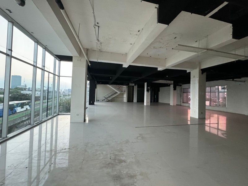 Gedung Ex-Showroom Di Kebayoran Baru