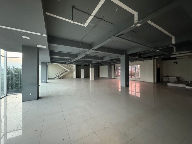 Gedung Ex-Showroom Di Kebayoran Baru